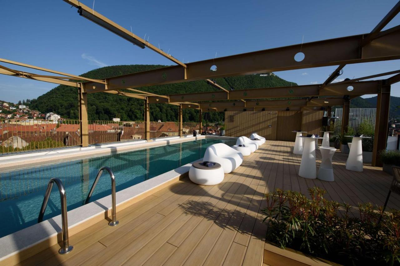 Radisson Blu Aurum Hotel, Брашов Экстерьер фото The rooftop pool at the Hotel