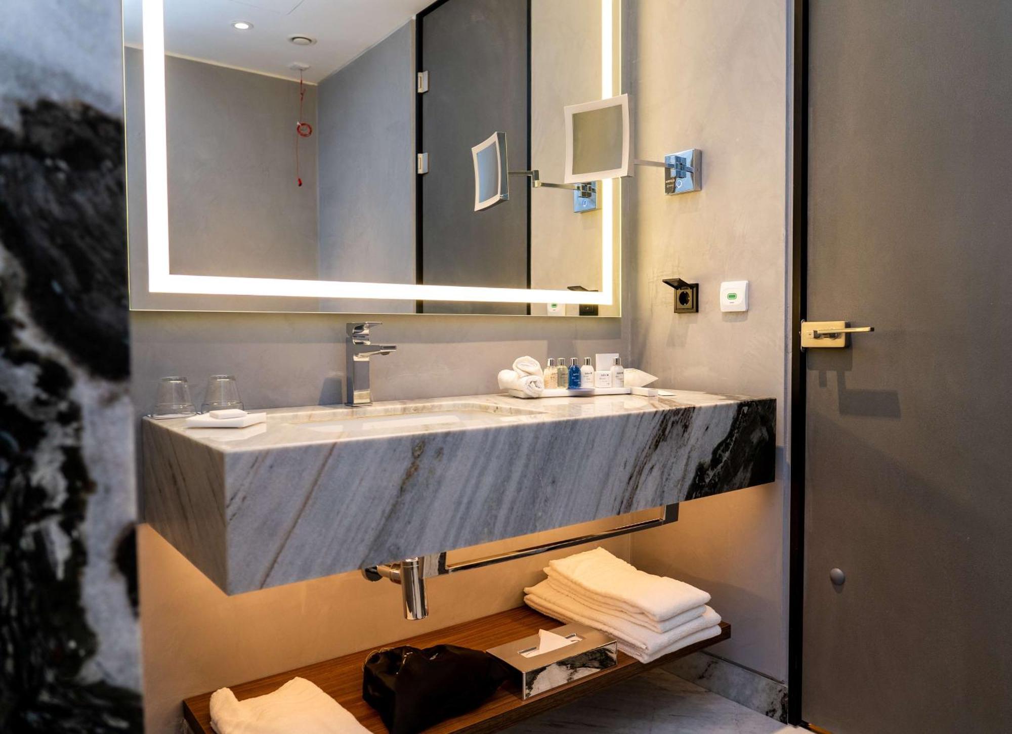 Radisson Blu Aurum Hotel, Брашов Экстерьер фото Bathroom